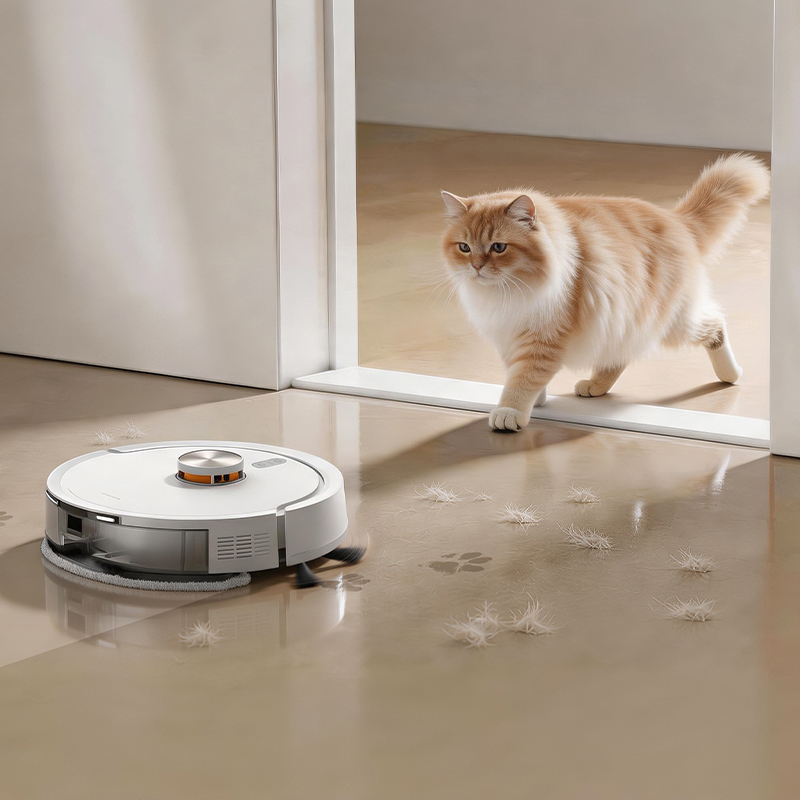 Robot Deerma pe podea, cu pisica trecând prin cadru